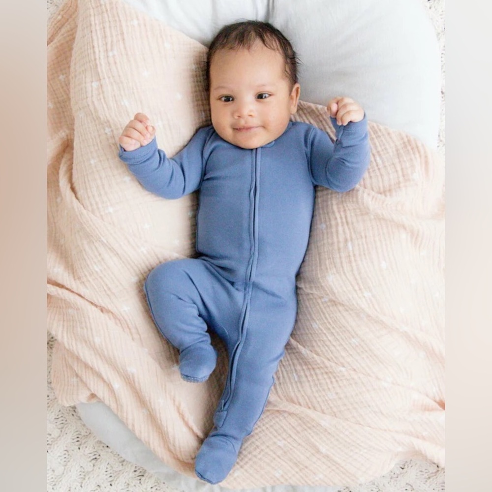 L’oved baby organic zipper footie in Slate